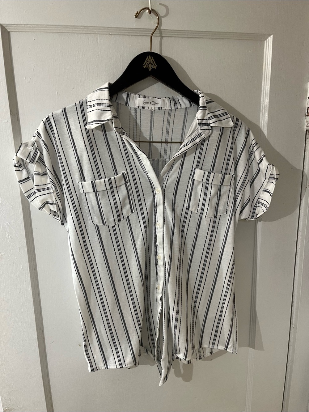 Eden & Olivia White Striped Button Front Top Size Small EUC